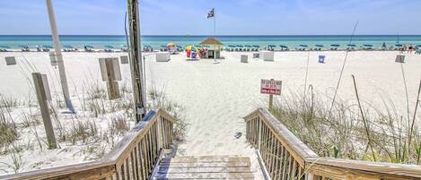 Accommodatie ligt op het strand, parasols