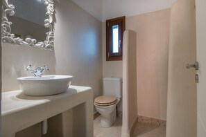 Shower, hair dryer, towels, soap - One-Bedroom Apt with Side Sea View, Ground Floor - Gratsias Luxury Apartments (Stelida)