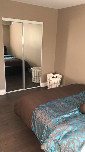 2 bedrooms, internet, bed sheets