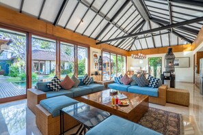 Flachbildfernseher, DVD-Player, Kinderspielzeug