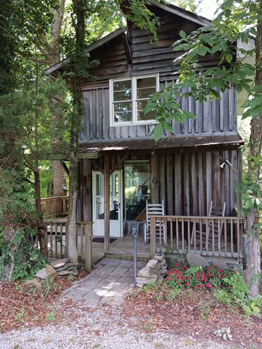 RockinC Cabin. Private cabin in the tall trees. On a120 acre farm.