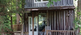 RockinC Cabin. Private cabin in the tall trees. On a120 acre farm.