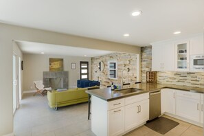 Interior - Beach Getaway in Costa Mesa! (Costa Mesa)