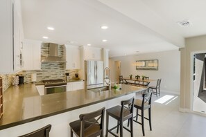 Fridge, microwave, oven, stovetop - Beach Getaway in Costa Mesa! (Costa Mesa)