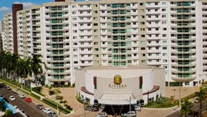 Un hotel de varios pisos con una edificación circular central que dice 'RIVIERA'.