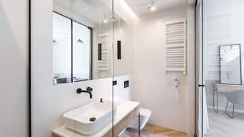 Superior Apartment (4) | Bathroom | Shower, hair dryer, towels