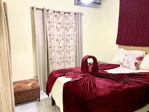 1 quarto, cofres nos quartos, ferros/tábuas de passar roupa