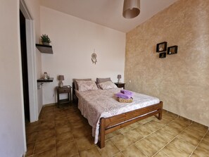 3 bedrooms, desk, iron/ironing board, WiFi - Cozy house by Kalydna Mirties (Mirties)