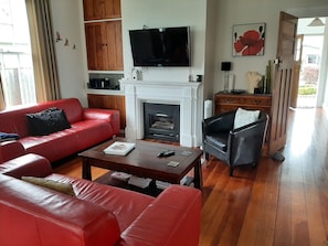 TV, DVD player, books, video library - Railway Cottage - Home away from Home (Martinborough)