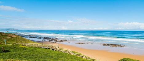 بالقرب من الشاطئ