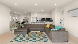 TV, fireplace, ping pong - Swan Bay Views - sleeps 13 (SURF BEACH)