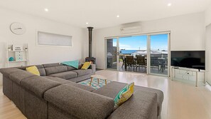 TV, fireplace, ping pong - Swan Bay Views - sleeps 13 (SURF BEACH)