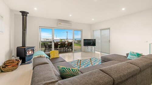 Swan Bay Views - sleeps 13