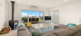 Swan Bay Views - sleeps 13