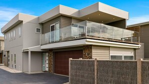 Exterior - Swan Bay Views - sleeps 13 (SURF BEACH)