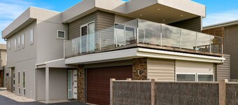 Swan Bay Views - sleeps 13