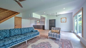 TV, peis, bordtennis og stereoanlegg