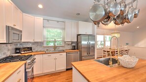 Kjøleskap, mikrobølgeovn, kaffetrakter/tekoker og brødrister