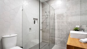 シャワー、ジェットバス、バスアメニティ (無料)、ヘアドライヤー