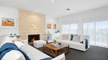 Smart TV, fireplace