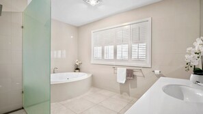 Shower, jetted tub, free toiletries, hair dryer - Darling Villa Biani in Sorrento with Spa (Sorrento)