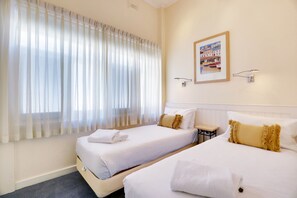 2 عدّة غرف نوم ومكواة/لوح كي وواي فاي وملاءات أسرّة