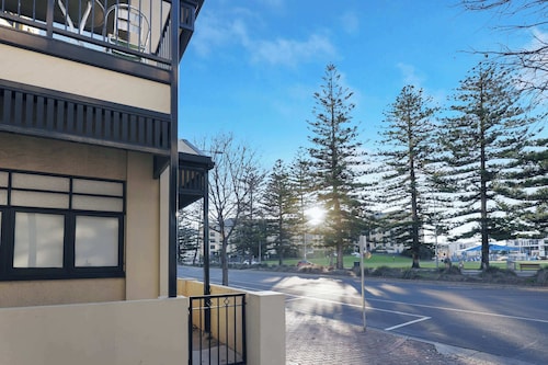 Bayview Family Apartments Glenelg