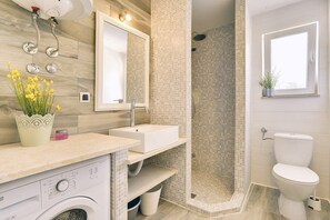 Dusche, Haartrockner, Handtücher