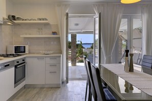 Kühlschrank, Mikrowelle, Ofen, Geschirrspüler