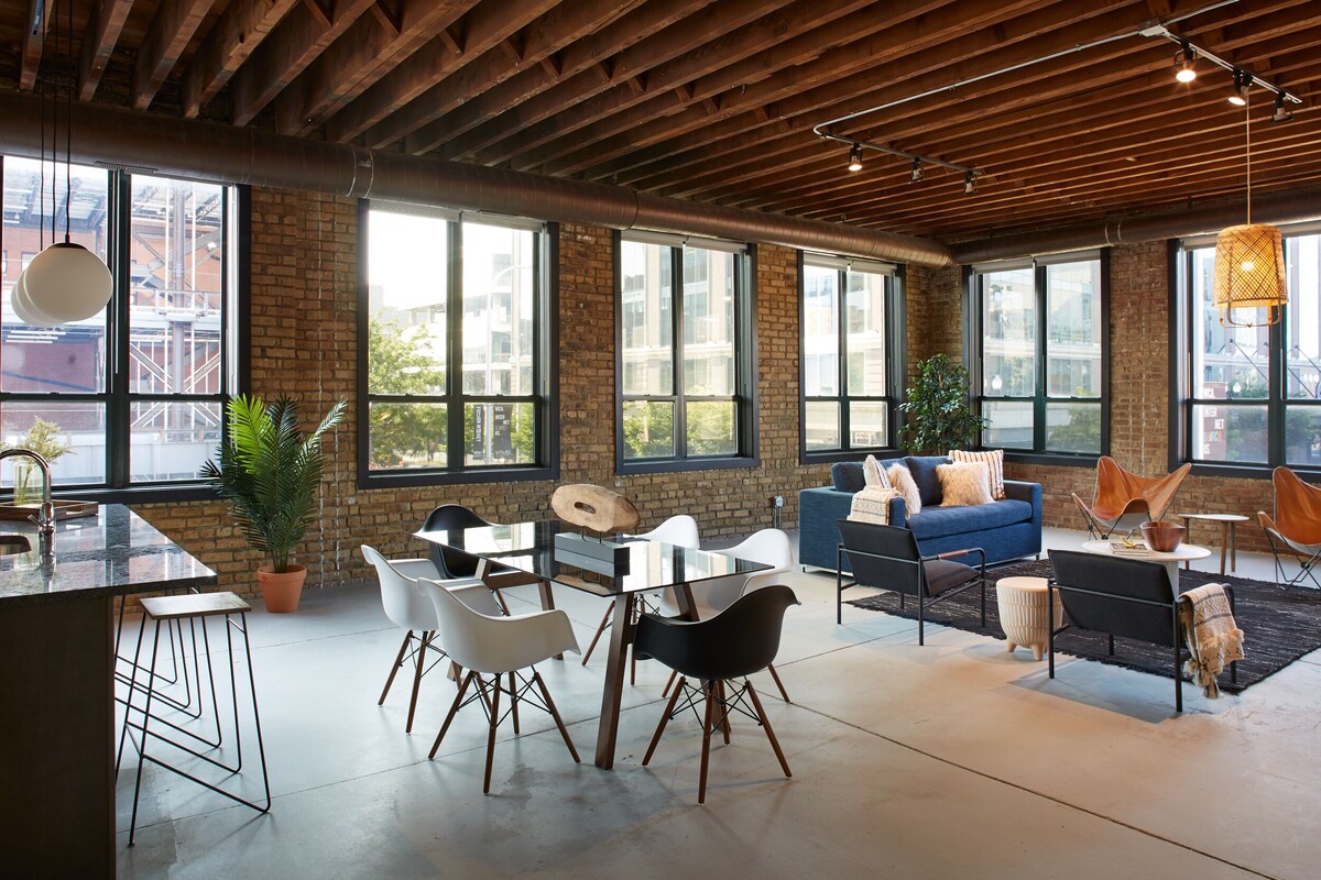 Spectacular Corner 3BR Loft In Fulton Market | Featured In Architectural Digest