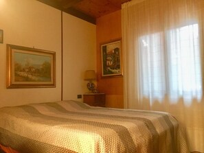 3 slaapkamers, een kluis op de kamer, een strijkplank/strijkijzer, wifi