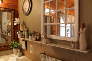 Interior - The Lodge at Bethel Place (Old Fort)