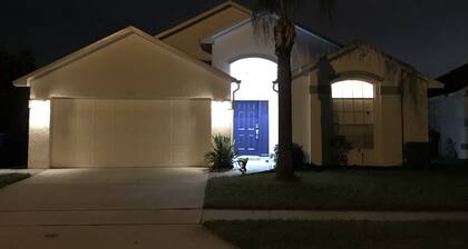 Sonderpreis für diese schöne Waterfront 3Bed / 2Bath Villa 15 min. zu Disney