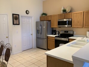 冷蔵庫、電子レンジ、オーブン、コンロ