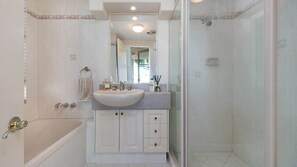 Bathtub, hair dryer - Casa Del Rey 4 - Absolute Beachfront Bilinga - Min 3. Night Stay! (Bilinga)