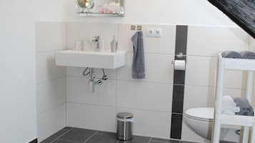Chambre Confort (3 - Shared Kitchen and Lounge) | Salle de bain | Douche, articles de toilette gratuits, sĂšche-cheveux