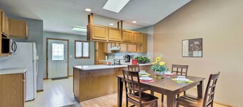 Elwood Townhome w/ Patio - 7 Mi to Johnson Lake
