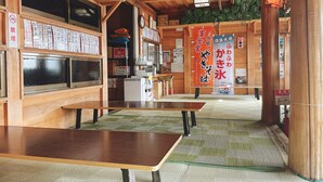 A traditional Japanese inn with tatami mat flooring, wooden beams, and shoji screens. - Mt.Fuji Fujinomiya Trail The New 7th Station Goraikousansou (Fujinomiya)