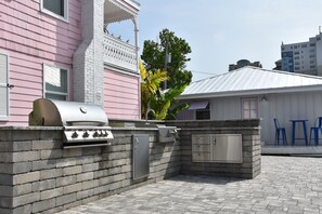 Terrace/patio - Large Couples Get Away Vacation Home Steps from the Ocean (Virginia Beach)