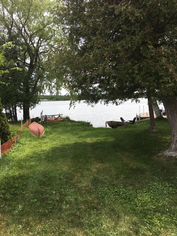 Ett grönområde med en sjö och båtar.