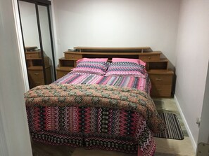 2 bedrooms, WiFi, bed sheets - LOWER LEVEL COTTAGE/HOME ON CANAL LAKE FOR RENT (Kirkfield)