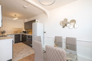 Family Apartment, Ensuite | Shared kitchen | High chair - Lovely Apartments in Landward Court (London)