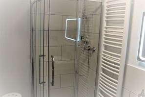 Bathroom - Ferienhaus Nettes Landhaus (Winterspelt)