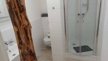 Comfort House, 6 Bedrooms, Non Smoking (+50€ Cleaning Fee Per Stay) | Bathroom | Shower, free toiletries, hair dryer, towels