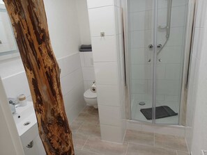 Casa Confort, 6 habitaciones, no fumadores (+50  € Cleaning Fee Per Stay) | Baño | Ducha, artículos de higiene personal gratuitos y secador de pelo
