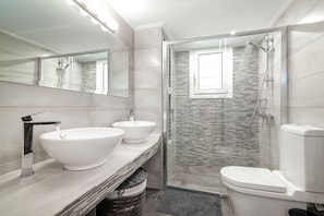 Deluxe Apartment | Bathroom | Shower, hair dryer, towels, soap