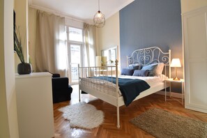 4 bedrooms, Internet, bed sheets - Pretty  4 bedrooms/ 3 bathrooms/ 2 balconies (Budapest)