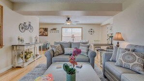Ein Wohnzimmer mit Sofa, Couchtisch und Dekoration.