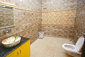 Een douche, een haardroger, handdoeken, zeep