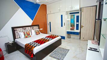 3 bedrooms, in-room safe, iron/ironing board, WiFi